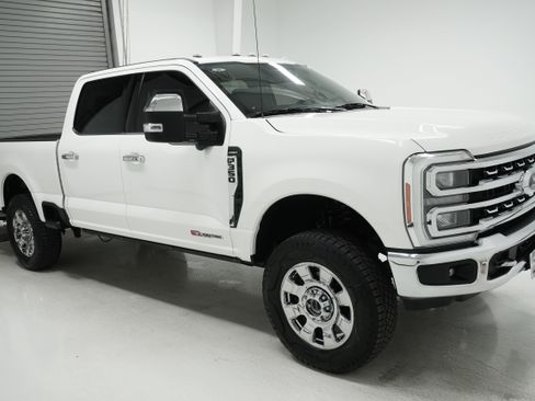 Used 2023 Ford F350 Lariat w/ Chrome Package image 3