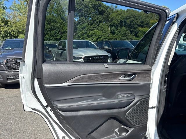 Used 2023 Jeep Grand Cherokee L Limited w/ Luxury Tech Group II AWD/4WD image 31