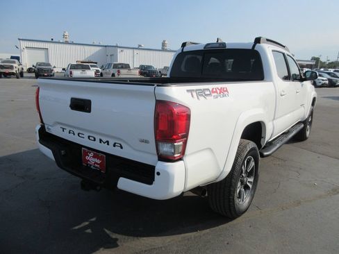 Used 2017 Toyota Tacoma TRD Sport AWD/4WD image 5