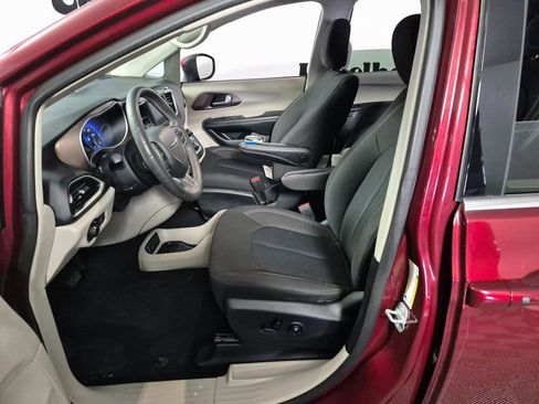 Used 2022 Chrysler Voyager LX image 9