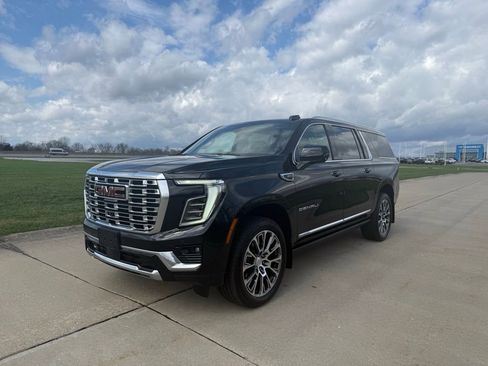 Used 2025 GMC Yukon XL Denali w/ Sun & Power Step Package image 11