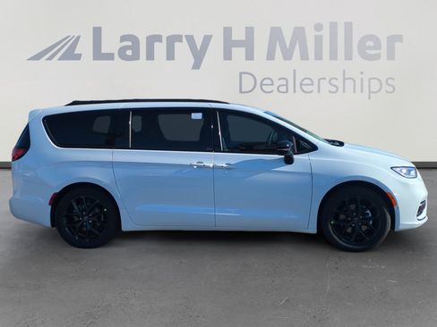 New 2026 Chrysler Pacifica Limited image 6