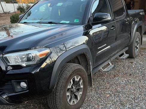 Used 2018 Toyota Tacoma TRD Off-Road w/ Technology Package image 2