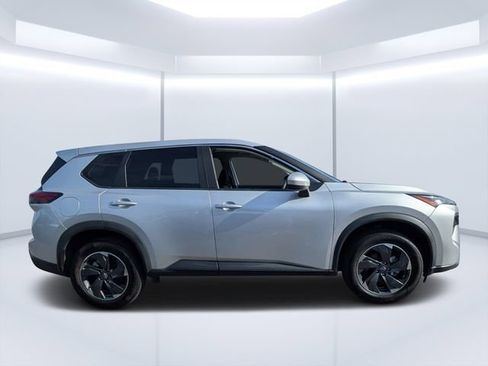 Used 2024 Nissan Rogue SV FWD image 2