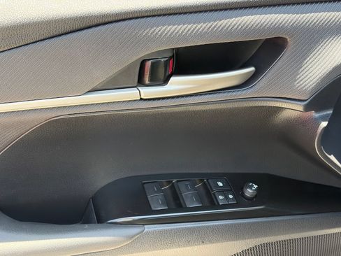 Used 2025 Toyota Camry SE FWD image 5
