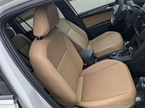 Used 2023 Volkswagen Tiguan SE R-Line image 28