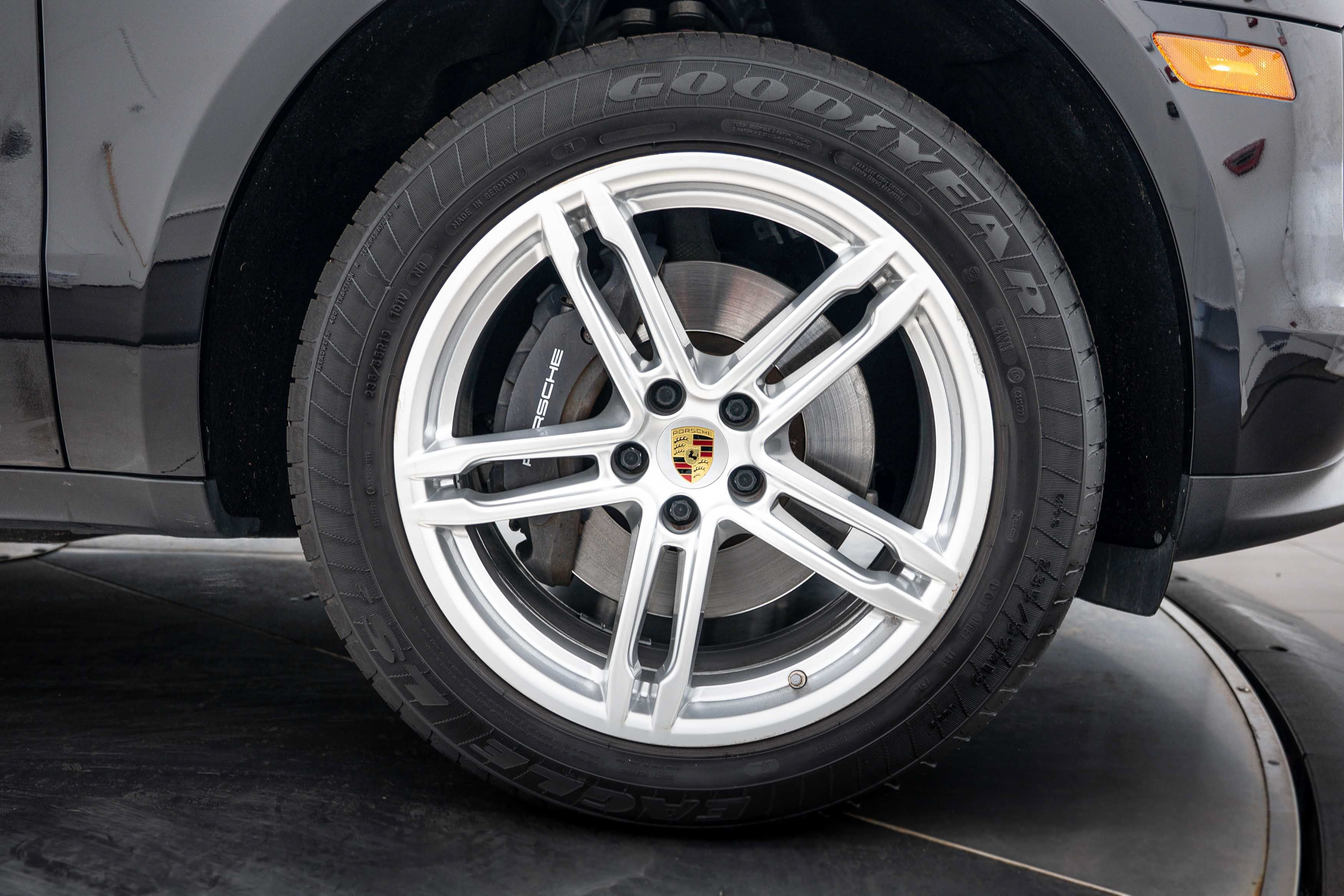 Certified 2021 Porsche Macan AWD/4WD image 11