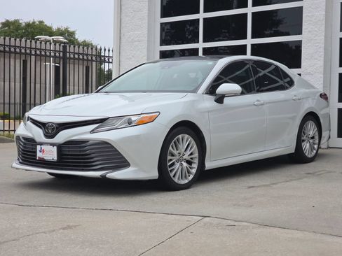Used 2019 Toyota Camry XLE FWD image 9