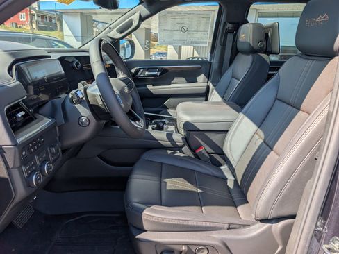 New 2026 Chevrolet Suburban High Country image 19