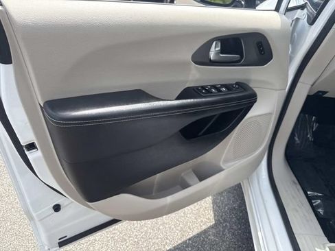 Used 2024 Chrysler Pacifica Touring-L FWD image 20