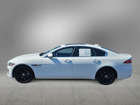 Used 2022 Jaguar XF SE RWD image 5