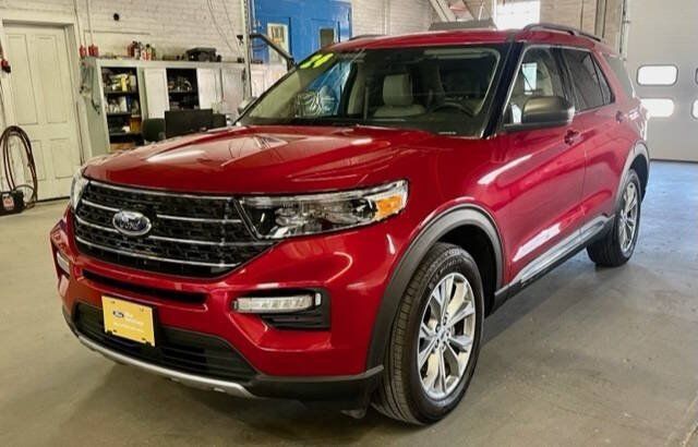 Certified 2024 Ford Explorer XLT w/ Equipment Group 202A AWD/4WD image 1