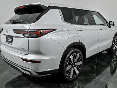 New 2025 Mitsubishi Outlander SE image 9