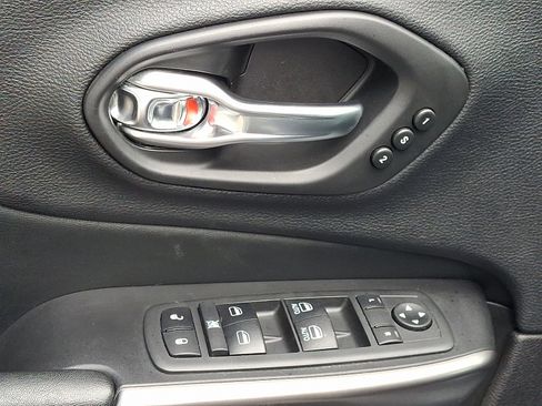 Used 2020 Jeep Cherokee Limited image 12