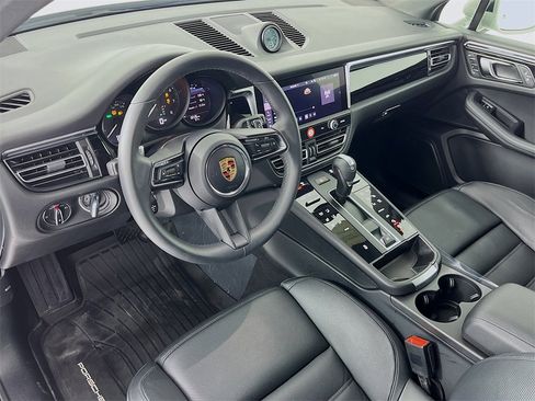 Certified 2025 Porsche Macan image 3