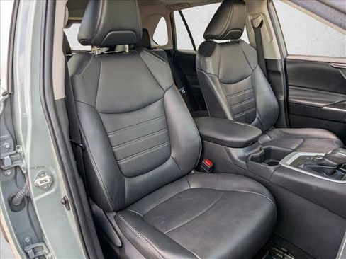 Used 2022 Toyota RAV4 XLE Premium image 19