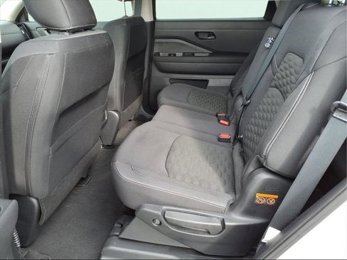 Used 2025 Nissan Pathfinder SV image 9