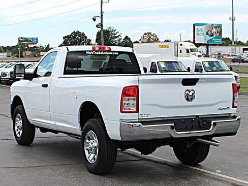 Used 2024 RAM 2500 Tradesman w/ Chrome Appearance Group AWD/4WD image 4