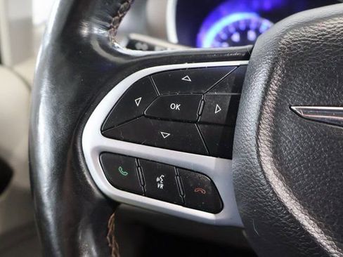 Used 2019 Chrysler Pacifica Touring-L image 17