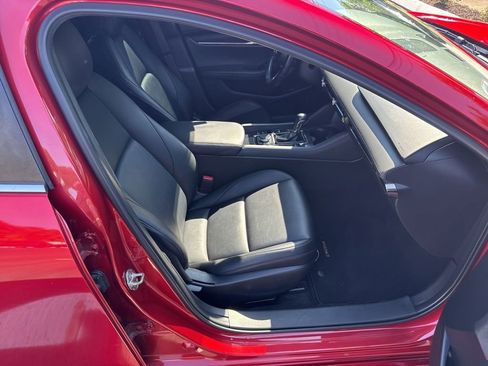 Used 2020 MAZDA MAZDA3 Hatchback w/ Preferred Package FWD image 3
