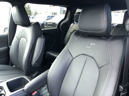 New 2026 Chrysler Pacifica Select image 23