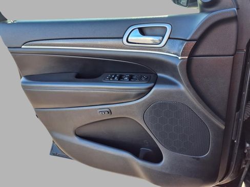 Used 2018 Jeep Grand Cherokee Limited image 17