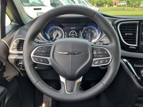 Used 2025 Chrysler Pacifica Select FWD image 31