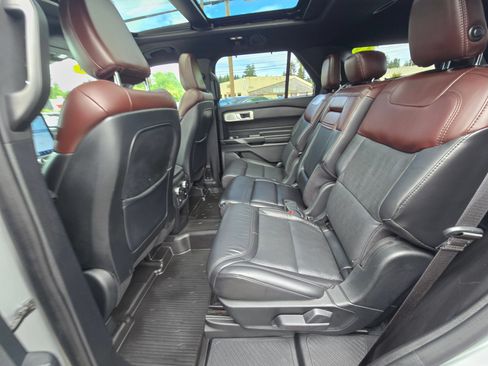 Used 2020 Ford Explorer Platinum w/ Premium Technology Package AWD/4WD image 16