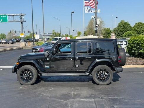 Used 2022 Jeep Wrangler Unlimited Sahara w/ Cold Weather Group AWD/4WD image 2