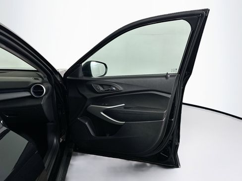 Used 2025 Chevrolet Trax LS image 30