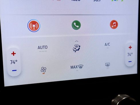 Certified 2023 Ford Edge SE image 4