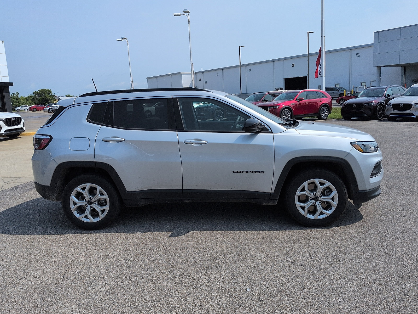 Used 2025 Jeep Compass Latitude AWD/4WD image 2