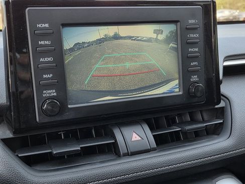 Used 2019 Toyota RAV4 LE FWD image 10