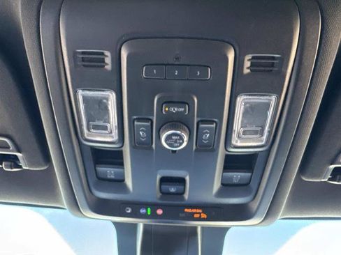 Used 2022 GMC Yukon XL SLT w/ SLT Premium Package image 24