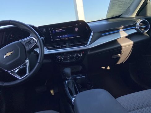 Used 2025 Chevrolet Trax LT w/ LT Convenience Package FWD image 14