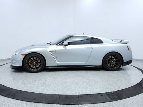 Used 2015 Nissan GT-R Premium image 2