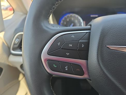 Used 2022 Chrysler Pacifica Touring-L FWD image 22