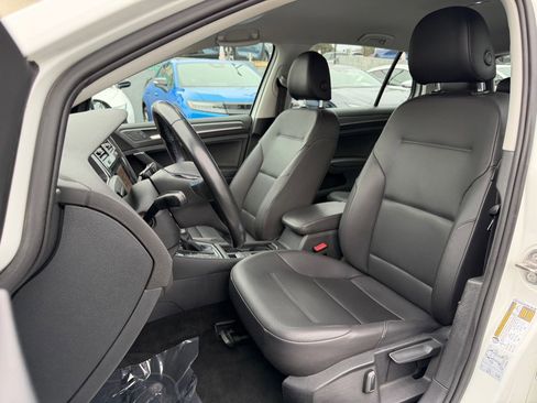 Used 2019 Volkswagen e-Golf SEL Premium image 17