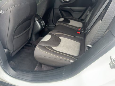 Used 2016 Jeep Cherokee Sport AWD/4WD image 9