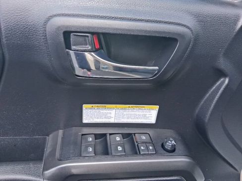 Used 2020 Toyota Tacoma TRD Off-Road AWD/4WD image 19