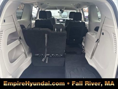Used 2023 Chrysler Voyager LX image 7