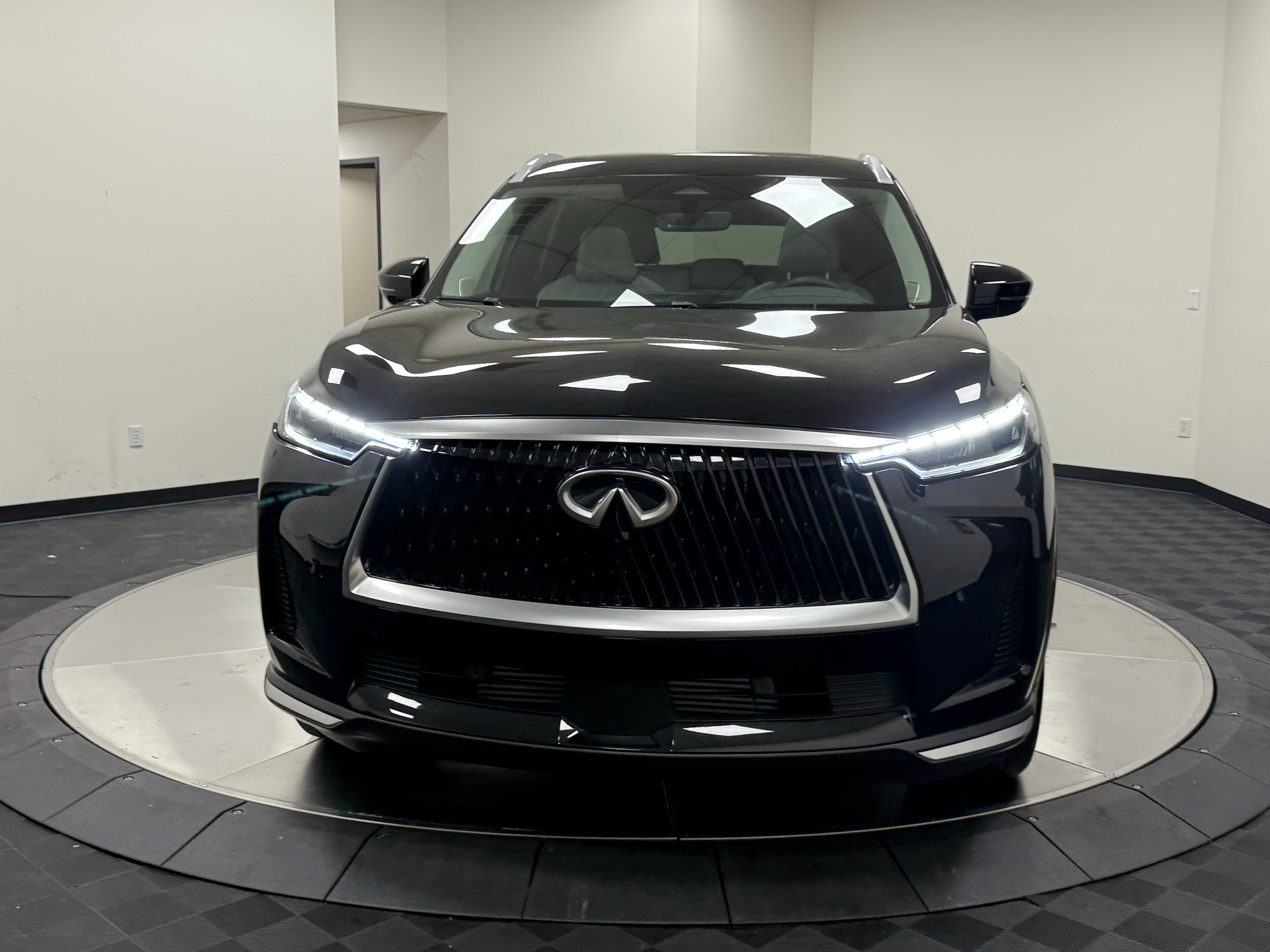 Used 2027 INFINITI QX60 Luxe w/ Cargo Package FWD image 2