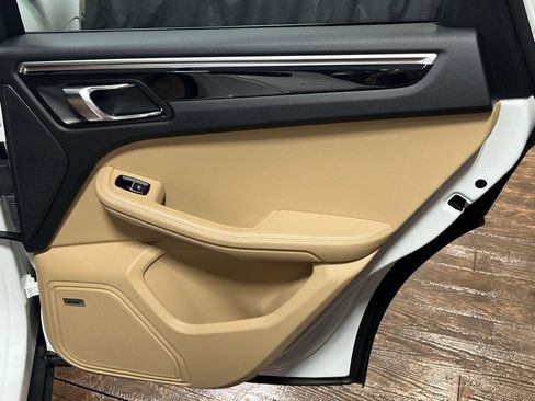 Used 2018 Porsche Macan w/ Premium Package image 16