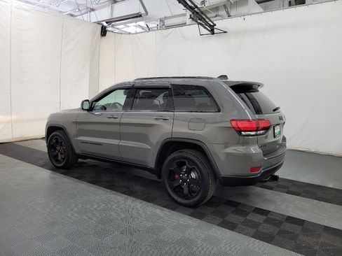 Used 2019 Jeep Grand Cherokee Laredo image 3