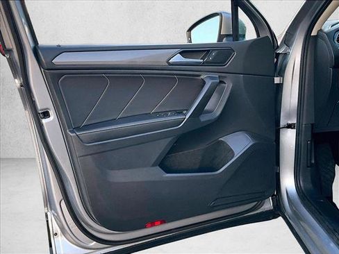 Used 2022 Volkswagen Tiguan SE w/ Panoramic Sunroof Package FWD image 18