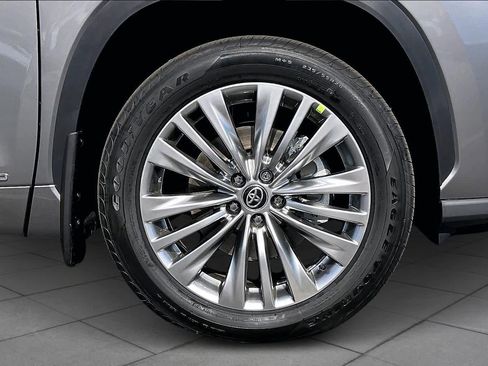 New 2026 Toyota Highlander Platinum image 11