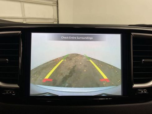 Used 2024 Chrysler Pacifica Touring-L image 24