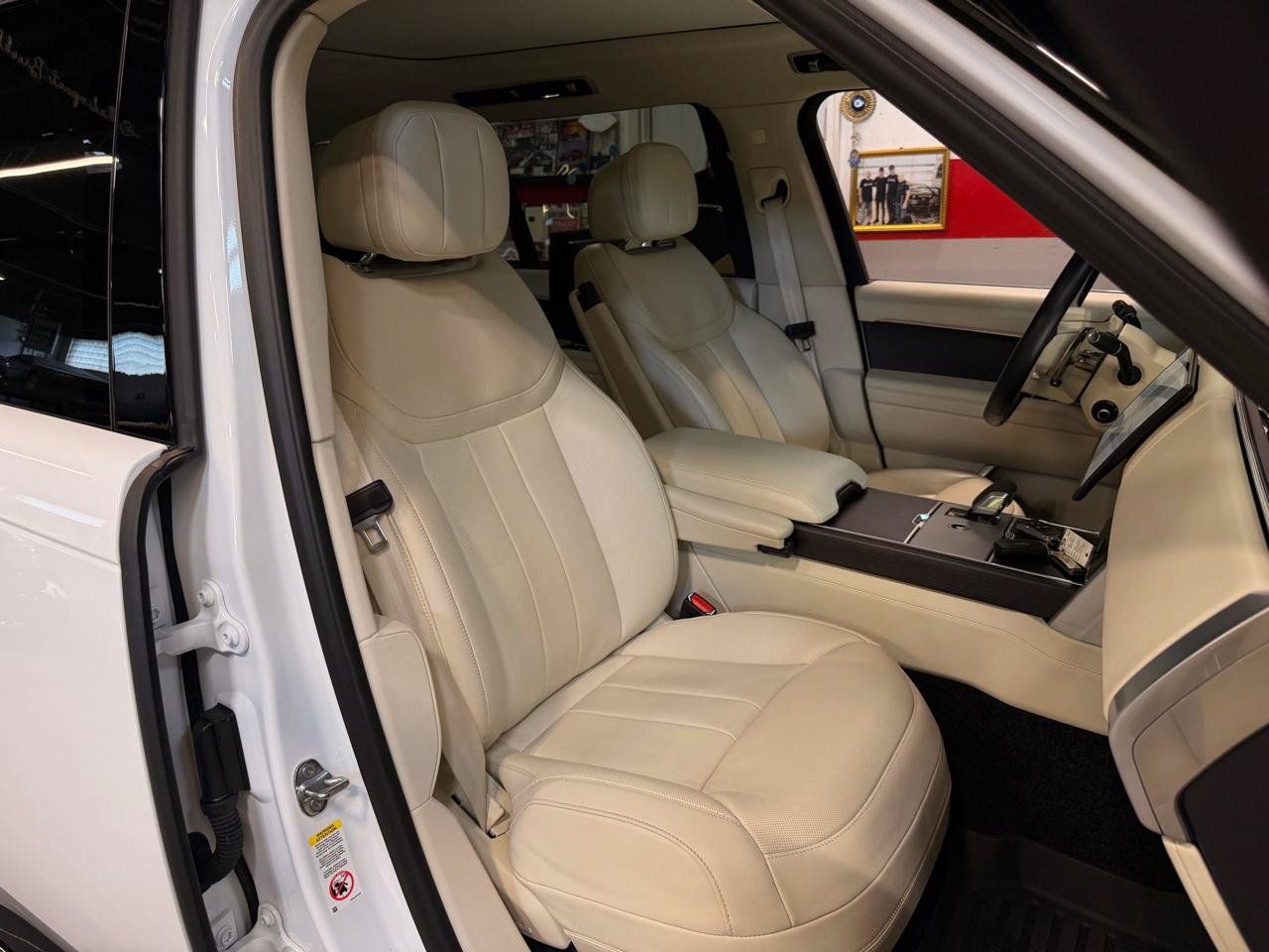 Used 2024 Land Rover Range Rover Long Wheelbase SE AWD/4WD image 18