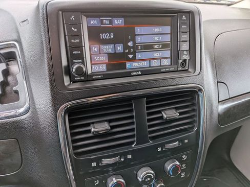 Used 2020 Dodge Grand Caravan SE w/ UConnect Hands-Free Group FWD image 13