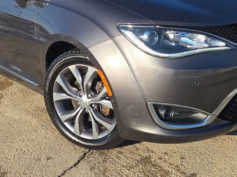 Used 2018 Chrysler Pacifica Limited w/ Tire & Wheel Group image 3